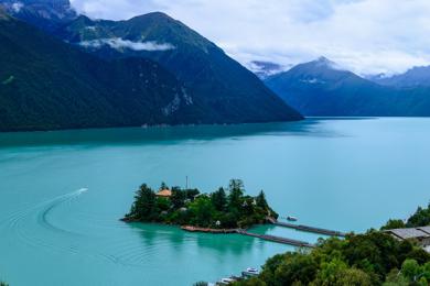 巴松错景区新增新能源旅游观光船