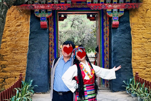 打算约上最好的朋友一起去西藏玩，我还想坐火车去西藏看沿线的风景呢，怎么安排可以玩得比较好？现在坐火车去西藏旅游需要多少钱？去西藏旅游一趟费用是多少钱？到了西藏可以看哪些景点？坐火车去西藏旅游路线怎么安排？初次进藏旅游有什么需要注意的？坐火车去西藏旅游注意事项有哪些？