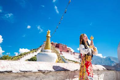 西藏旅游攻略必玩的景点推荐一下可以吗？