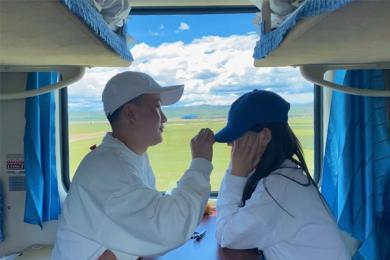 情侣坐火车去拉萨旅游来回多少钱？