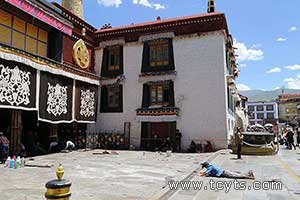 大昭寺晒太阳等候艳遇